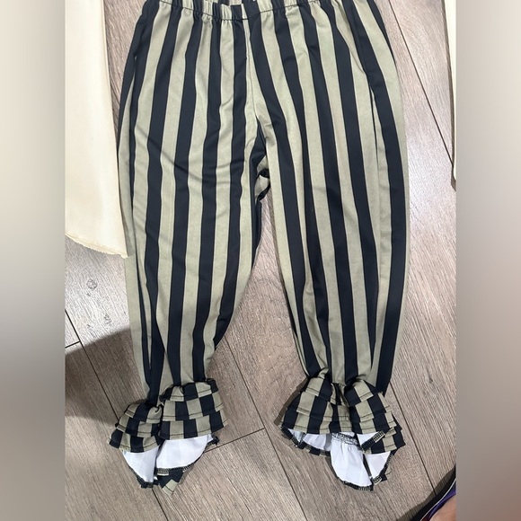 Pre-Owned Petite Pirate costume. Size XS - Picture 4 of 6